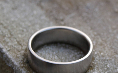 Behind the Shine: Crafting Your Perfect 18ct Gold Wedding Band